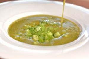 Kistücsök Étterem FOOD & ROOM****: Kovászosuborka leves zöldfűszeres uborkával