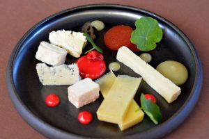 Kistücsök Étterem FOOD & ROOM**: "Kistücsök" sajtszelekció a régiónk sajtmanufaktúráiból, kovászos házi kenyérrel