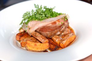 Kistücsök Étterem FOOD & ROOM****: Roston sült sertéstarja mangalica szalonnával, sült burgonyával