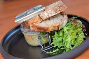 Kistücsök Étterem FOOD & ROOM****: Sült padlizsánkrém kovászos házi kenyérrel