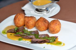 Kistücsök Étterem FOOD & ROOM**: Szarvas vadas mártással, burgonyafánkkal