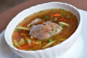 Kistücsök Étterem FOOD & ROOM**: Házi tyúkhúsleves hússal és zöldségekkel